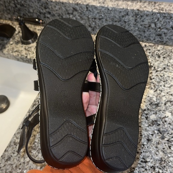 Women’s Sandals (NWOT) - Picture 2 of 3